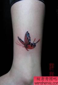 a las chicas les gusta el patrón de tatuaje de mariposa de color de pierna