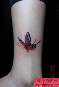 alle ragazze piace il modello di tatuaggio farfalla color gamba