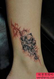 Красивая женская нога с красивым рисунком татуировки короны