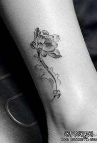 美麗的女性蓮花紋身圖案在女孩的腿上