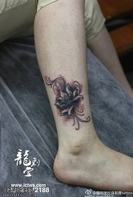lotuso tatuaje ŝablono sur la maleolo