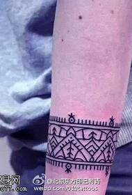 modello di tatuaggio pungiglione semplice linea fresca