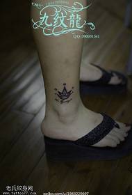 modello di tatuaggio classico corona gamba