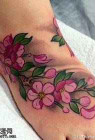 delikat Peach Blummen Tattoo Muster um Fouss