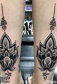 Lotus Tattoo Muster op d'Knöchel