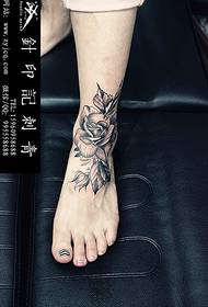 tatuaje de flores instep