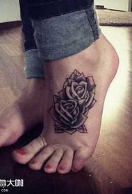 足の黒と白のバラのタトゥーパターン