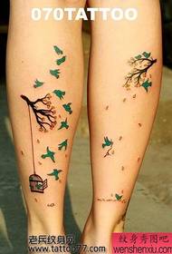 patrón de tatuaje de pájaro de tótem de pierna popular árbol