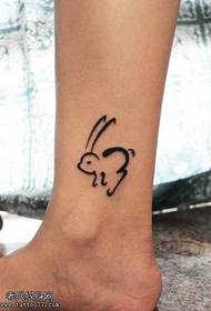 patrón de tatuaje de tótem de conejo negro de pie