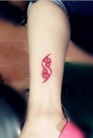 totem rosso a punta femminile in un tatuaggio unico in Europa e in America