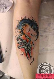 Jambes de la fille et modèle de tatouage de plumes