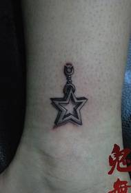bir kızın bacak güzel beş köşeli yıldız asılı zincir dövme deseni