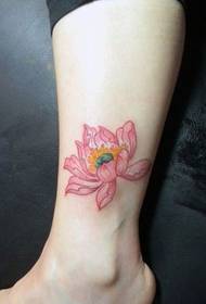djevojčica uzorak lotosa tetovaža boje boje nogu