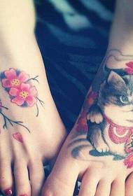 Sakura sa slikom sretne mačke na tetovaži