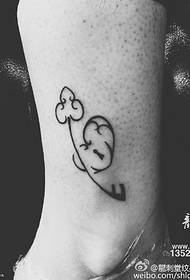 šipka na kotníku, která nosí vzor tetování srdce