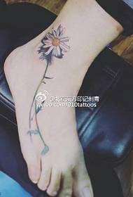 modello di tatuaggio piede acquerello margherita