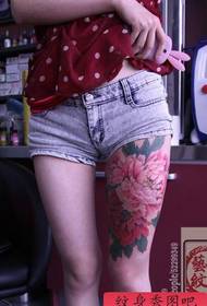 女孩的腿彩色牡丹紋身圖案
