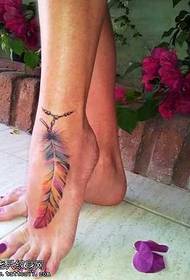 pėdos gražus spalvotas plunksnos tatuiruotės raštas