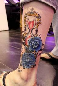 красива картина с цвят на глезена с фина часовникова роза