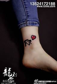 Patró de tatuatge de lletres en forma de cor senzill i fresc