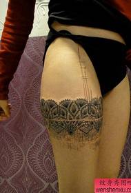 modello sexy del tatuaggio del pizzo squisito delle gambe della ragazza