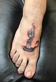 黑色蠟燭紋身圖片上的腳背紋身男孩的腳背