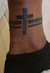 Tatuaż Kostki chłopców z krzyżem na prostym obrazie tatuażu z krzyżem