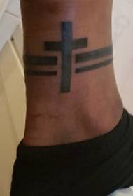 Tattoo Little Cross Boys կոճերը պարզ խաչի դաջվածքի նկարում