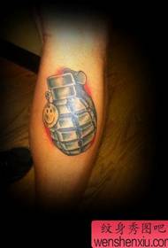 tatuaż z granatem na nogach