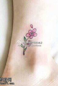 pola tato bunga kecil di pergelangan kaki