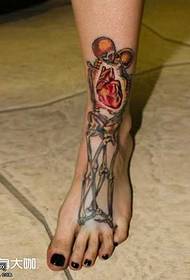 Modello di tatuaggio scheletro cuore piede