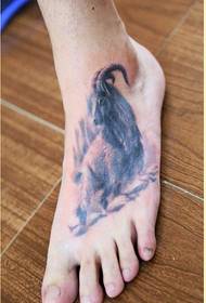 bellissimo collo del piede Bella immagine del modello del tatuaggio dell'antilope