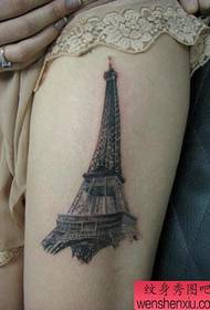 tüdrukute jalgade klassikaline Eiffeli torni tätoveeringu muster