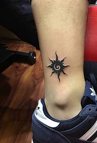 mini ličnost mali uzorak tetovaža sunca na gležnju