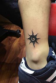 mini nga personalidad nga sumbanan sa sun tattoo sa sidsid sa ankle