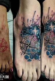 picior model de tatuaj înstelat