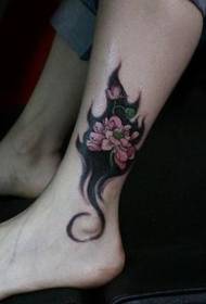 meitene kājas izskatās labi un skaists lotosa tetovējums modelis