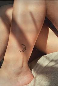 pequena no tornozelo Imagem bonita e bonita da tatuagem do totem da lua