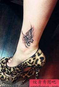 Alternatīvs estētiskais skaistumkopšanas kāju tauriņa tetovējums