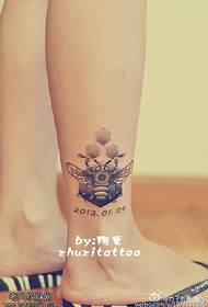Modello di tatuaggio ape sulla caviglia