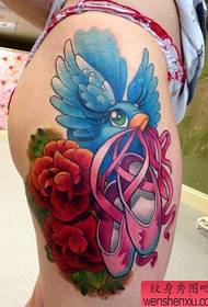 Красавица ножки милая поп маленькая ласточка с розовым рисунком татуировки