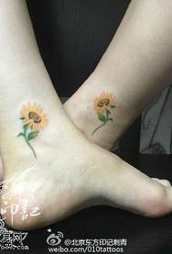 disegno del tatuaggio del girasole sulla caviglia