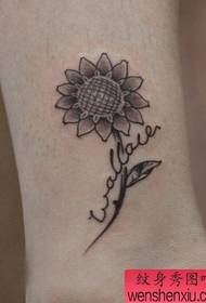 ein schönes Sonnenblumen-Blumen-Tattoo-Muster auf dem Bein des Mädchens