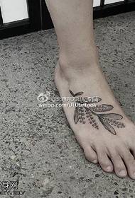 wzór tatuażu liścia na stopie