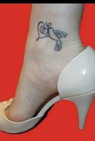 mooie kleine vogel tattoo foto foto van mooie voeten
