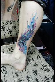 Mustevärinen kaunis riikinkukko höyhen tatuointikuvio