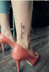 บุคลิกภาพหญิงที่สวยงามข้อเท้าดูดีจดหมายรูปแบบภาพรอยสัก