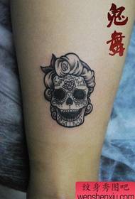 Piccoli e graziosi tatuaggi sulle gambe delle ragazze
