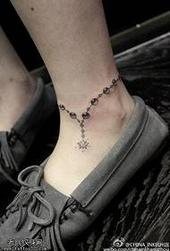 Modello di tatuaggio alla caviglia meravigliosamente realistico