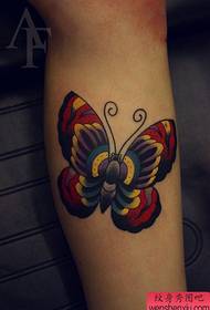 bellissimo e bellissimo motivo a tatuaggio a farfalla sulla gamba